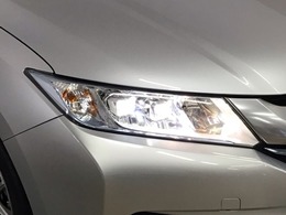 【LEDヘッドライト】大光量で夜道や雨の日の安心感を高めるLEDヘッドライト。周囲の明るさに応じて自動点灯・消灯/ライトの消し忘れも防げるオートライトコントロール付！