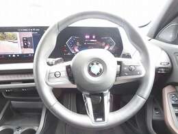 ◆インスツルメントパネルやインテリアトリムなどは、調和しなが洗練された室内を作り上げ、スイッチ類によって、優れた操作性をも実現。ドライバーの視線や動線を考え、人間工学に基づきデザインされています◆