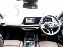 ◆インスツルメントパネルやインテリアトリムなどは、調和しなが洗練された室内を作り上げ、スイッチ類によって、優れた操作性をも実現。ドライバーの視線や動線を考え、人間工学に基づきデザインされています◆