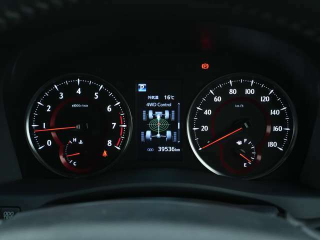 明るいスピードメーターは夜間でも見やすいです！中央のディスプレイにはお車の様々な情報がカラーで表示されます！