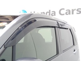 車内の空気の入れ替えだけでなく、雨天時の雨の入り込みや紫外線防止にも役立つドアバイザー装着済みです。