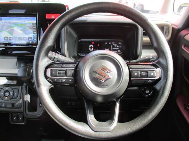 スポーティでカッコいいハンドルです♪オーディオ操作ができる、ステアリングスイッチが付いてます♪