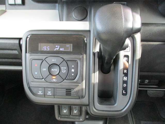 楽々操作のインパネATシフトとフルオートエアコンです♪