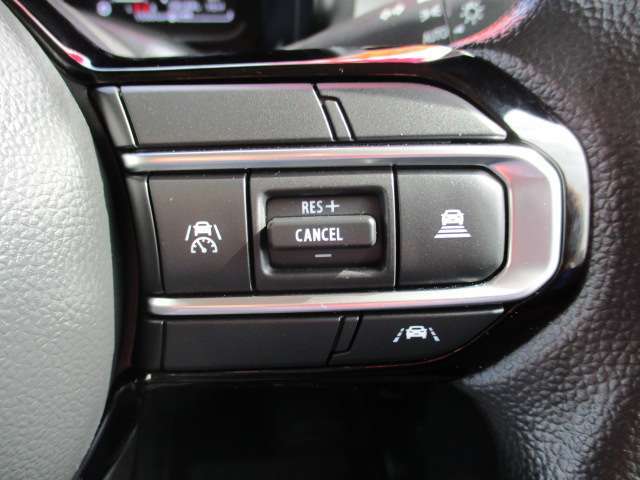 高速道路を走行中に一定速度を保って走行できる、便利な前車追従型のレーダークルーズコントロールが付いてます♪