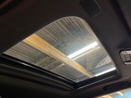 【サンルーフ】開放感たっぷりの希少装備、サンルーフが装着されています！車内に明かりを取り入れたり景色を楽しむ以外にも、車内の空気も簡単に換気できて快適です！