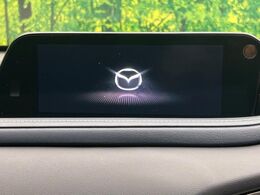 【8.8インチマツダコネクト】車内の雰囲気にマッチした大型のディスプレイ。スマホ接続でのナビ使用やBluetooth再生等、様々な機能が楽しめます。直感的なダイヤル操作が可能で、使い勝手も良好です。