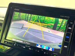【バックカメラ】駐車時に後方がリアルタイム映像で確認できます。大型商業施設や立体駐車場での駐車時や、夜間のバック時に大活躍！運転スキルに関わらず、今や必須となった装備のひとつです！