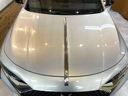 ボンネット部分には、これまでのDSの各モデルのインテリアでも使われている「Clous　de　Paris（クル・ド・パリ）」文様のセイバー（サーベルの意味）と呼ばれるクロームの装飾がございます。