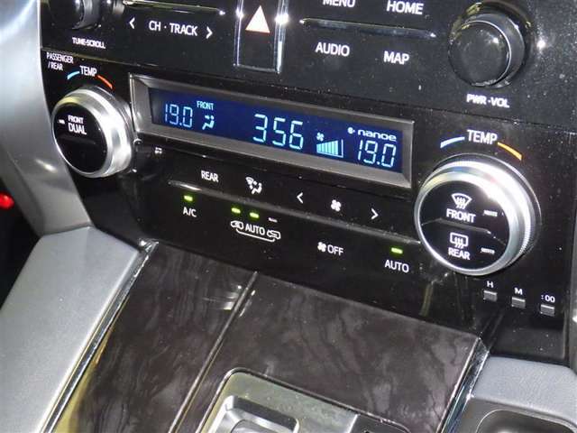 運転席・助手席・独立型オートエアコン。運転手とパートナー別々の温度設定が出来快適なドライブが楽しめます！！