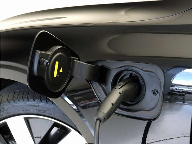 専用コードを接続するだけで簡単に充電が行えます。プラグインハイブリッドモデルT6 AWD PHEVは、走行中の充電のほか、自宅などに設置された充電機器からの充電が可能です。