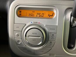 【オートエアコン】一度お好みの温度に設定すれば、車内の温度を検知し風量や温度を自動で調整。暑い…寒い…と何度もスイッチ操作をする必要はありません。快適な車内空間には必須の機能ですね♪