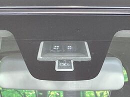 【スズキレーダーブレーキサポート】走行中に前方の車両等を認識し、衝突しそうな時は警報とブレーキで衝突回避と被害軽減をアシスト。より安全にドライブをお楽しみいただけます。