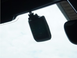 ◆ドライブレコーダー◆映像・音声などを記録する自動車用の装置です。　もしもの事故の際の記録はもちろん、旅行の際の思い出としてドライブの映像を楽しむことができます。