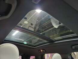 オプションの電動パノラマサンルーフ付きです。