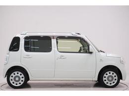 県内13店舗にて常時500台以上ダイハツ車を展示中です。見て、触って、納得のいく一台をぜひ見つけてください。