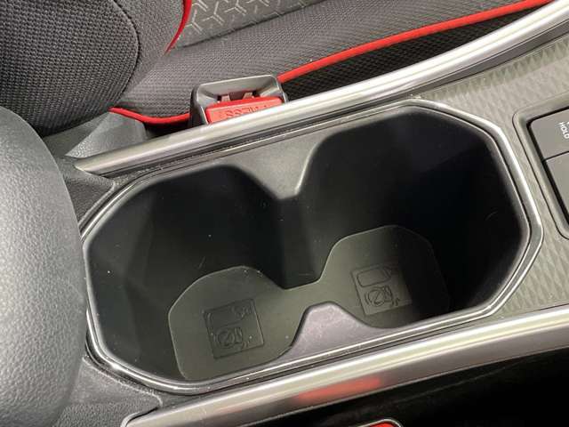 【ドリンクホルダー】長時間のドライブを快適に過ごすために、必須の車内アイテムと言えるでしょう