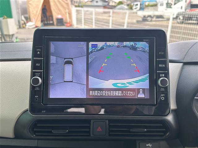 【アラウンドビューモニター】まるでクルマを真上から見下ろしたかのような視点で駐車をサポートします！クルマの斜め後ろや真横など、前後左右の4つのカメラの映像が合成されて、モニターに映し出されます。