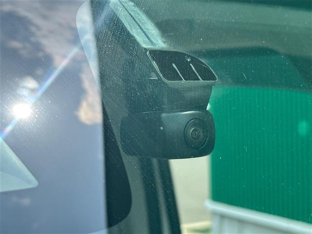 【ドライブレコーダー】映像・音声などの運転中の記録を残します。事故などを起こした起こされた時の証拠になりえますので、もしも時でも安心ですね。
