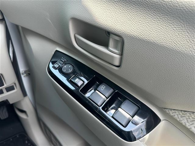 【電動格納ミラー】運転席のスイッチで、ドアミラーの開閉や角度の調整ができます。