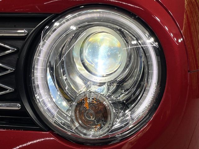 【HIDヘッドライト】非常に明るく前方を照らしてくれるので、悪天候や夜間の走行時も視界良好で安心してお乗りいただけます。