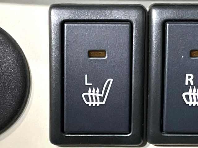 【シートヒーター】寒い日に重宝するシートヒーター！エアコンより早く温まってくれるので寒がりの人も安心ですね♪エアコンの温風は乾燥するから苦手、という方にもをおすすめです。