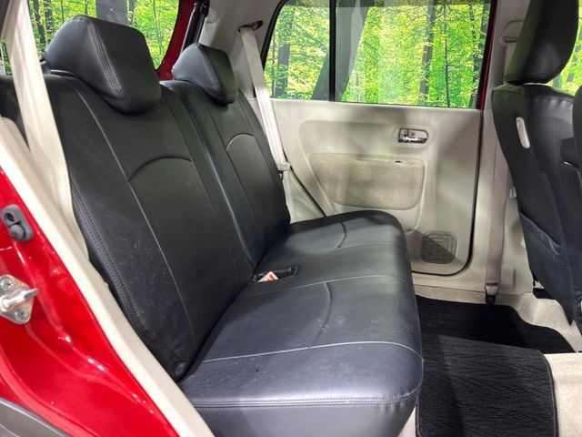 後部座席も気になるようなキズ・汚れやへたり等、大きなダメージはなく、良好な状態です。