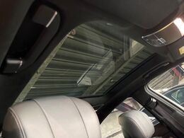 ●サンルーフ：開放感たっぷりの希少装備、サンルーフが装着されています！車内に明かりを取り入れたり景色を楽しむ以外にも、車内の空気も簡単に換気できて快適です！