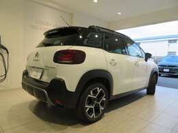 耐久性に優れたコーティングを低価格にてご用意致しております。愛車をいつでも気持ちよく乗っていただくために、納車時の施工をオススメしております。