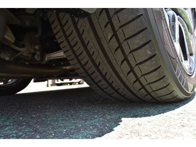 リアタイヤは245/45-20 2024年製TOYOタイヤが装着。。。タイヤの山は7部山近く残っております。当分安心してお使いいただけます。