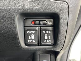 【両側パワースライドドア】スマートキーや運転席のスイッチで後席両側スライドドアの開閉が可能♪電動だから力を入れてドアを開ける必要が無く、小さなお子様でも簡単に開け閉めでき快適です♪