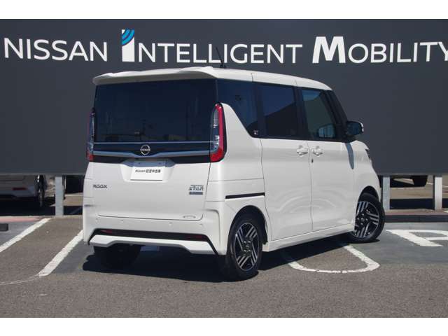 ルークス　家族が、ぐっと近づく軽。日産の軽、ルークスには、家族にうれしい先進技術や便利な機能が盛りだくさん。運転しやすく、おでかけがもっと楽しくなるから、家族が、ぐっと近づきます。