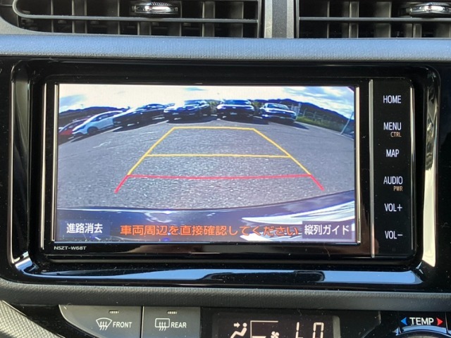 バックモニター装備。画面にて後方の確認が行えるので、バック駐車や車庫入れの際には重宝します。車の運転に慣れない方でも安心のガイドライン表示機能付。