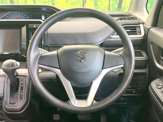 インテリアに合わせたデザインのステアリングは、運転される方のことも考え、運転しやすい形状、大きさです。是非一度、実際に触ってお確かめください。