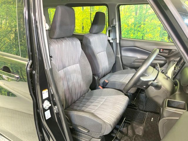 運転席まわりには十分なスペースがあり、大柄な方でもゆったり運転していただける環境です。