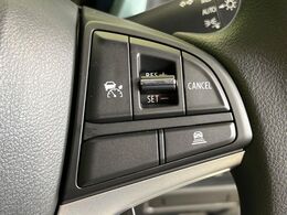 【アダプティブクルーズコントロール】高速道路での長距離走行が楽に！！自動で速度を保つクルーズコントロールが、衝突軽減システムと連携し、前方の車両を感知して車間を保つように速度調節してくれます！！