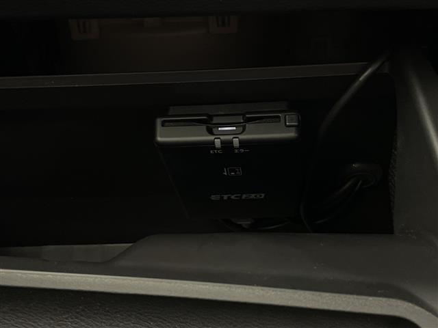 【ETC】有料道路を利用する際に料金所で停止することなく通過できる、ETC車載器（ノンストップ自動料金収受システム機器）が装備されています。セットアップを行うことで利用可能になります。