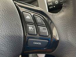 【レーダークルーズコントロール】装備車両です。レーダーやカメラを使って前を走るクルマの状況を検知して速度を調整してくれます。遠距離ドライブの高速道路などでは大活躍で疲労軽減に役立ちます。