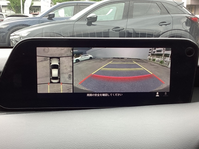 バックカメラ付きで駐車時もしっかりサポート。