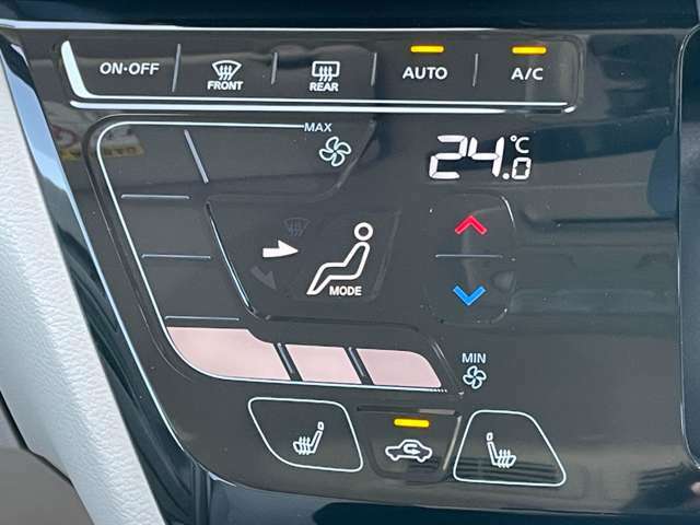 【オートエアコン】設定した車内温度を保ち、風量、風向を自動調整！便利なオートエアコン付！