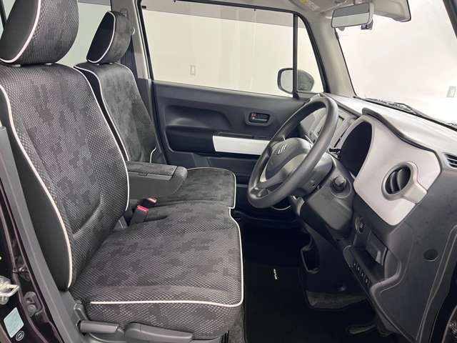 【運転席シート】ゆったりと広々した空間です。ストレスなく運転ができますよ！