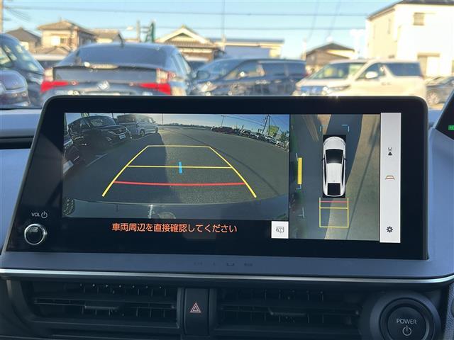 【パノラミックビューモニター】クルマを真上から見下ろした視点で駐車をサポートします！クルマの斜め後ろや真横など、いち早く障害物に気が付くことができます。