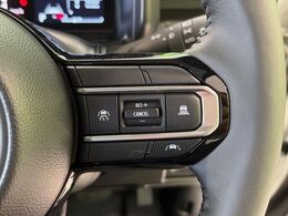 【アダプティブクルーズコントロール】高速道路での長距離走行が楽に！！自動で速度を保つクルーズコントロールが、衝突軽減システムと連携し、前方の車両を感知して車間を保つように速度調節してくれます！！