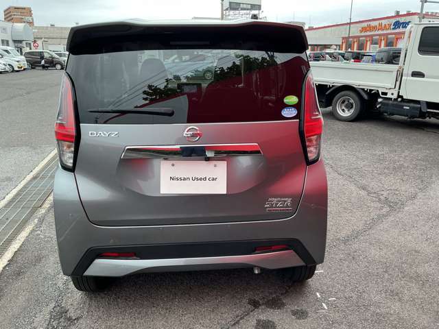 『ワイド保証1年』　日産販売店の中古車には無料で保証が付いています。品質に自信があるから実現した日産ならではの保証です。※一部保証に加入できない車両があります。