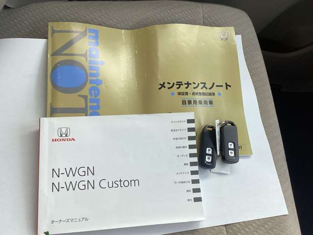 取説、ナビ取説、メンテナンスノート完備です！大事に乗られてきた車だと一目でわかりますね！スマートキーは2つ☆