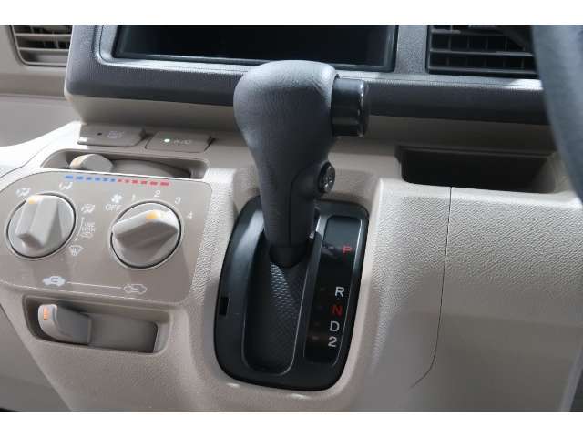 インパネシフトだから視線の移動も少なく足元もスッキリ♪運転席もゆったりしているのでゆとりを持ってドライブできますね！