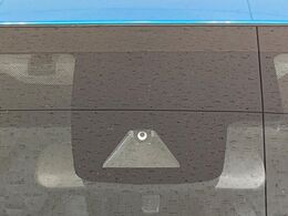 【トヨタセーフティセンス】走行中に前方の車両等を認識し、衝突しそうな時は警報とブレーキで衝突回避と被害軽減をアシスト。より安全にドライブをお楽しみいただけます。