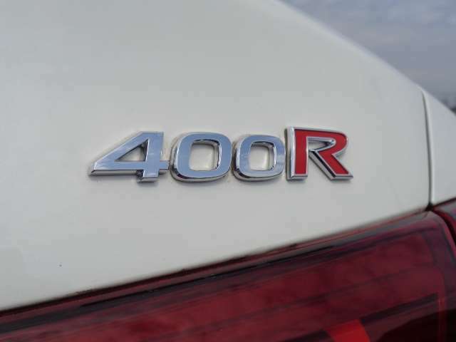 ★「400R」★スカイライン史上初の強力なエンジン出力と、極限まで追求したその走りのポテンシャルを手にするオーナーとなる誇りを日産では特別な意味を持つイニシャルである“R”に象徴！