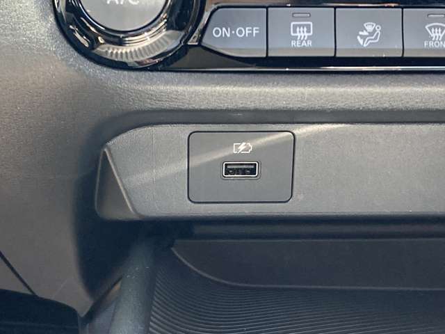 携帯などの充電ができるUSB端子が付いています！