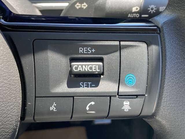 ステアリングのプロパイロットボタンで高速道路で運転のアシストをしてくれます。