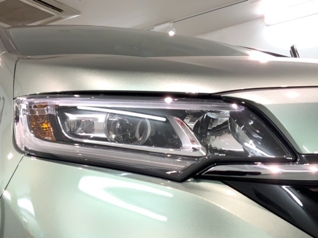 LEDヘッドライトは、点灯の瞬間から最大光量を発揮し、突然暗くなるトンネルなどでの安定感を高めます。